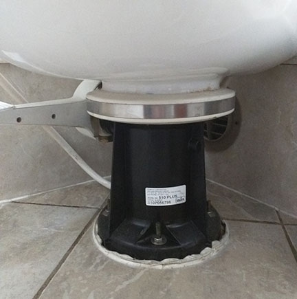 Toilet pedestal